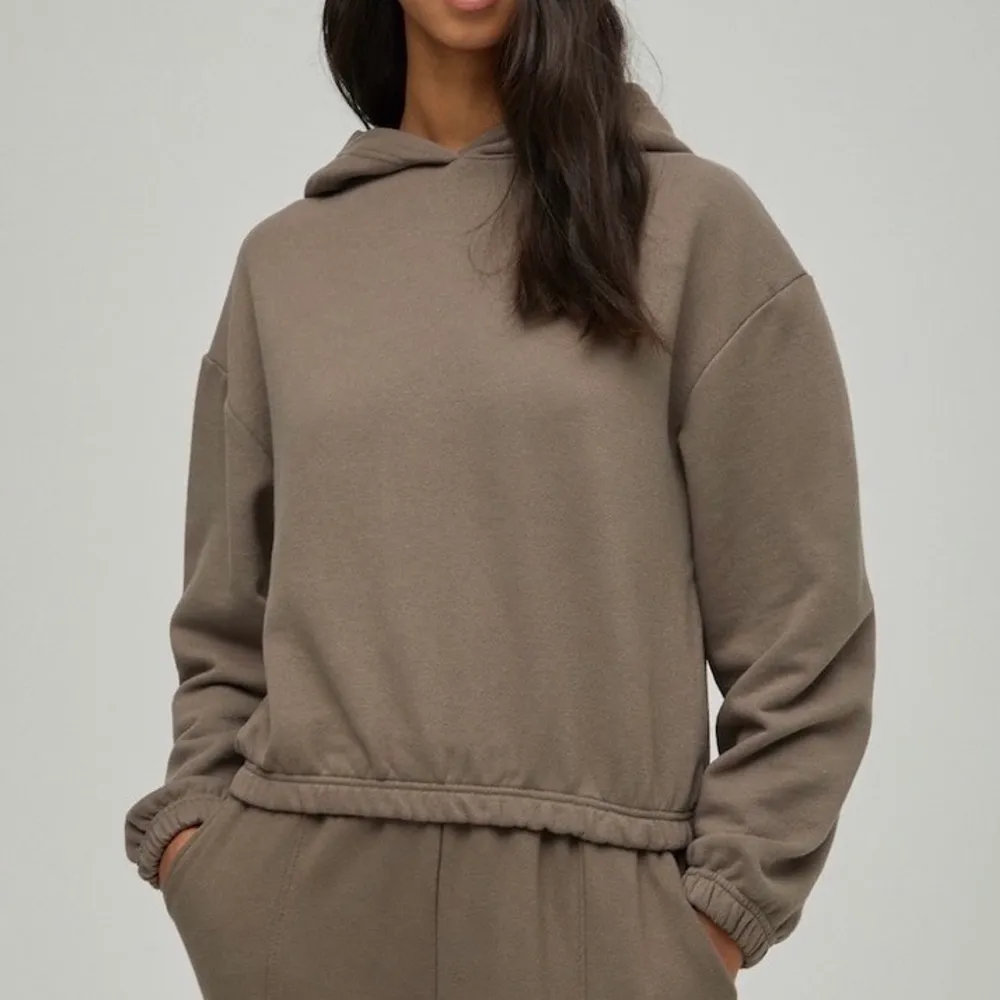 Säljer denna snygga hoodien i färgen grå/brun!! Helt ny och aldrig använd!! Storlek M, men är liten i storlek så skulle mer säga att de är en XS/S‼️. Hoodies.