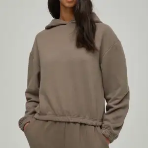 Säljer denna snygga hoodien i färgen grå/brun!! Helt ny och aldrig använd!! Storlek M, men är liten i storlek så skulle mer säga att de är en XS/S‼️