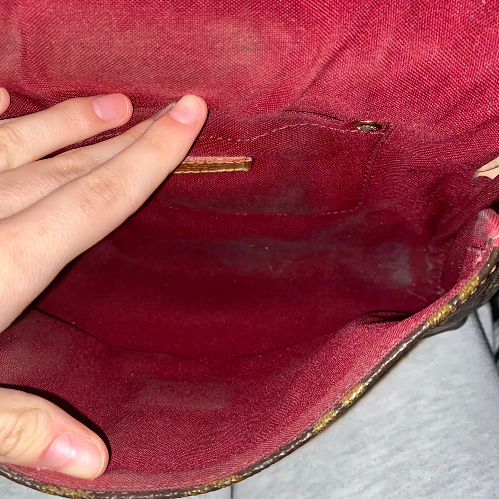 En Louis Vuitton handväska som är köpt second-hand. Det är osäkert om den är äkta eller inte. Varan har inga defekter förutom slitet tyg inuti. Köp redan nu för fast pris  och läs mina villkor innan köp!! 🧚🏼💓🧚🏼💓. Väskor.