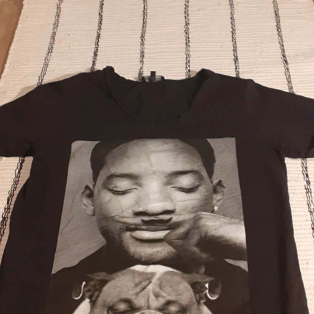 A blak t shirt with Will Smith in black and White.. T-shirts.