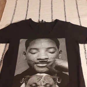 Will Smith T shirt - A blak t shirt with Will Smith in black and White.