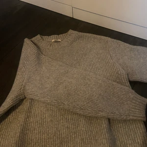 Stickad tröja  - En jätte snygg stickad tröja från hm 😍 andvänd 2-3 gånger! Kan skickas eller mötas upp, köparen står för frakt, kom med förslag vad du skulle kunna betala för denna, privat😃