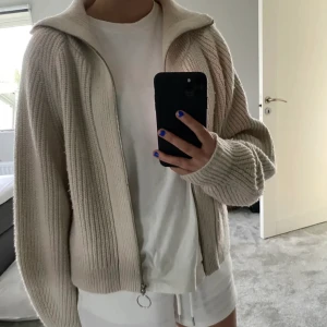 Kofta - Säljer denna super fina kofta från H&M, tycker den är super fin men kommer bara inte till användning. Storlek S, men sitter så snyggt och lite oversized. Fint skick. 💕💕 