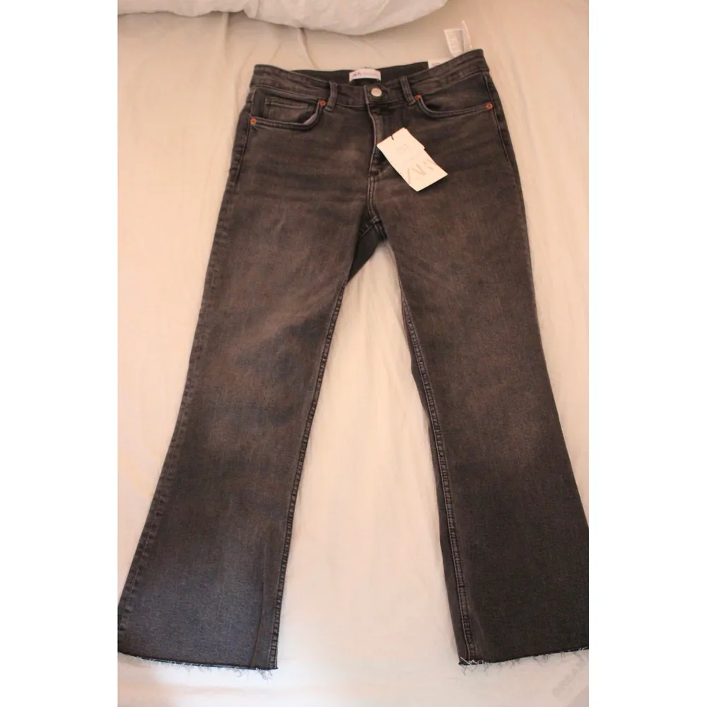 Brand new Zara cropped flare jeans in grey. The material is quite stretchy so super confortable! The size is 40.  The price is negotiable, so feel free to send me a message to discuss or if you want more information/pictures!☺️ I accept Swish and PayPal if you rather do that!. Jeans & Byxor.