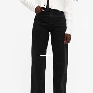 Svarta jeans från monki i modellen Yoko, säljer eftersom dom är för korta för mig som är 169 cm lång, perfekt för er som är 165 cm eller kortare! 💕