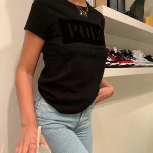 Ralph Lauren svart T-shirt  - Använd, det mörkare materialet är ”fluffigt?” Och har märken som syns på bild, kund står för frakt, swish