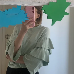 Volang-tröja! - Volangtröja från Gina! Använd, men utan några anmärkningar. Jättefin färg! Storlek s. ❤️🥳