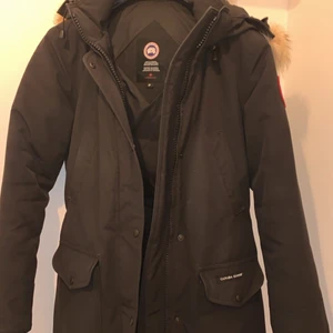 Vinter jacka  - Äkta Canada Goose Trillium Parka Jacka. Köpt från NK, kvitto finns inte då de va en present. Endast använd 1 vinter, säljer den då de inte är min stil 🫶