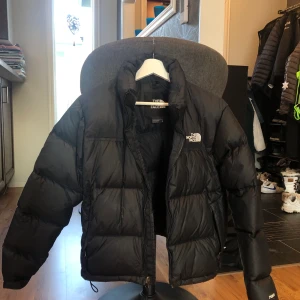 Northface Retro Nuptse jacka - The North Face Retro Nuptse. Använd sparsamt i två vintrar. Kan mötas upp eller frakta (kunden står för frakt). Skriv privat för fler bilder eller frågor. BUDGIVNINGEN AVSLUTAT. 