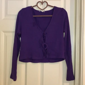 Kofta - Mörklila kofta med två snörningar på framsidan