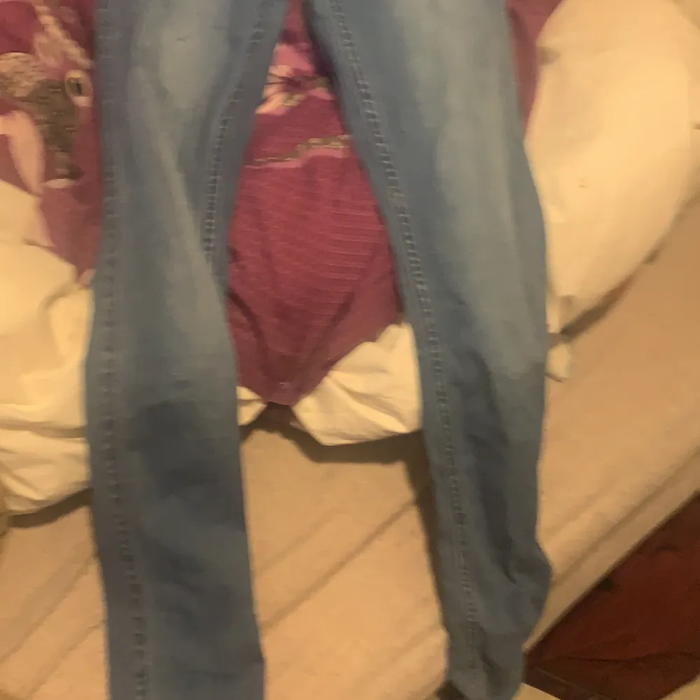 Ett par för små Hollister jeans som är storleken XS. Möts bara upp. Jeans & Byxor.