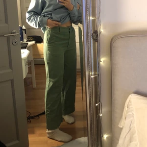 Manchester byxor   - Fina ljus gröna Manchester byxor från Monki. Använda max 2 gånger, är i fint skick. Storlek 38 samma som 28 i olika storleks guider. Passar för S/M. Skriv om intresserad. Pris kan diskuteras :) fraktkostnad tillkommer om det är utanför Stockholm, annars kan vi mötas :)