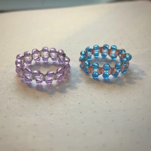 Mönstrade ringar - Fina mönstrade ringar som görs på beställning och går att få i vilken storlek/färg som helst och med vilken pärla som helst! Skriv privat vid frågor :) Kan fraktas eller mötas upp i Stockholm/Huddinge.