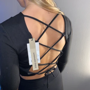 Superfin topp! - Superfin topp från nakd, med öppen rygg och snörning super skönt mjukt material. Lappen sitter kvar dvs aldrig använd. 