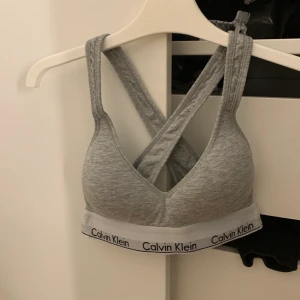 Bh - Grå Calvin Klein bh med lite push-up. Säljer då den är för liten för mig💫