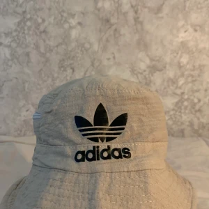Bucket hat - Den är fake! Säljer den billigt, har aldrig använt den. Betala via swish