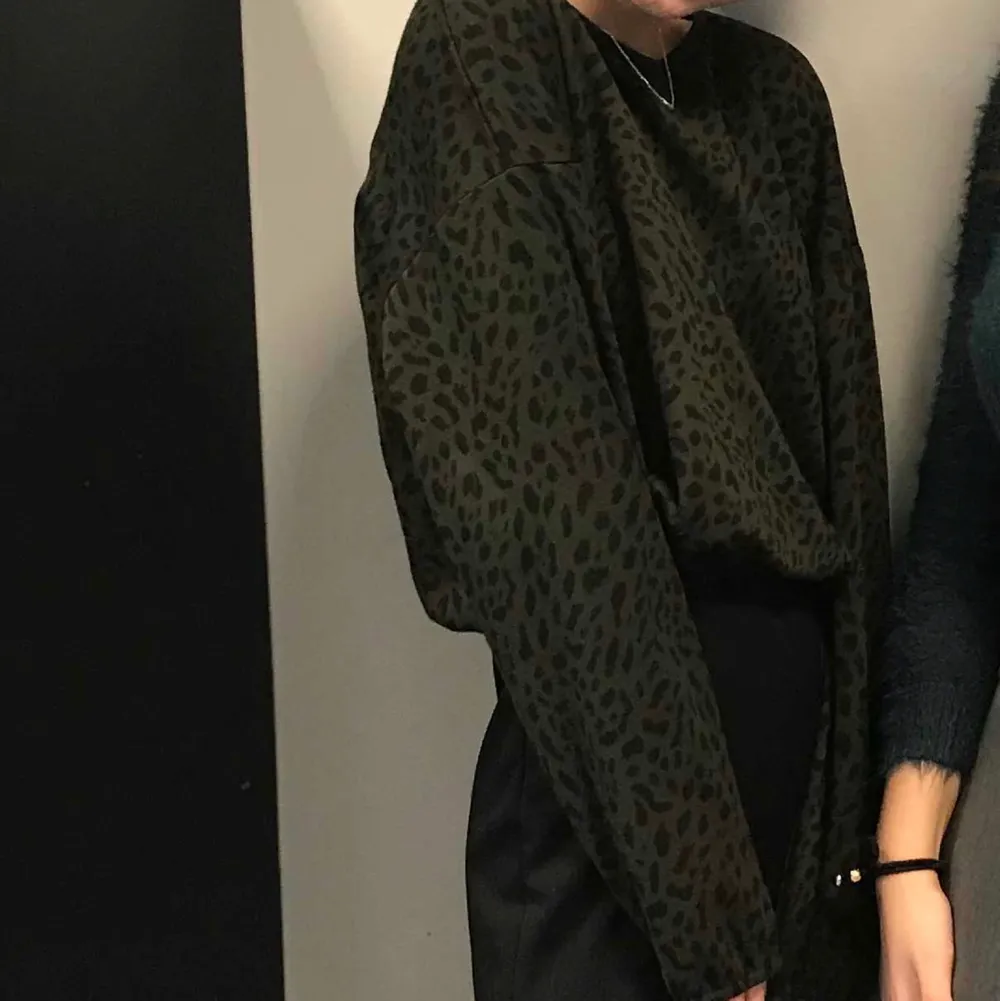 Cool leopardsweatshirt 💚 från zara, köpt i Spanien . Tröjor & Koftor.