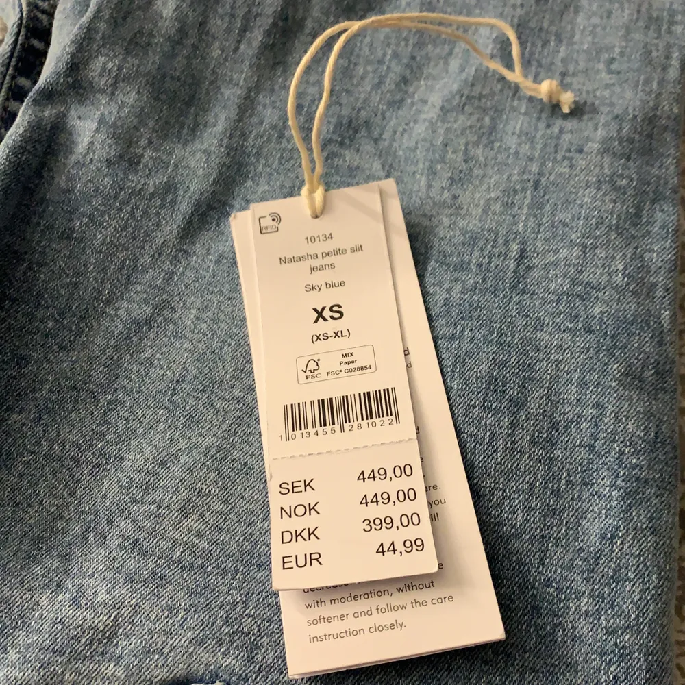 Säljer dessa helt oanvända bootcut jeans från Gina, köpa i somras men har aldrig kommit till användning ❤️ frakt tillkommer!. Jeans & Byxor.