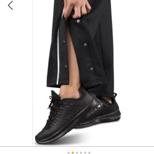 Byxor - jättefina byxor, de har de öppet där nere. De är knappar