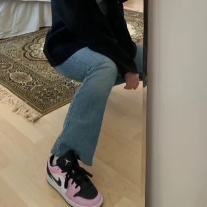 Nike Jordan 1 lows - Stl 38,5 i womens!! Köptes för 1500kr men har inte använts helt pga för stora! Skickas i originalboxen, köpta från zalando. Pga lite använda (bilder kan skickas vid intresse) men väldigt bra condition 8.5/10, högsta bud 1200kr. Självklart äkta och originslksrtongen medföljer 💖