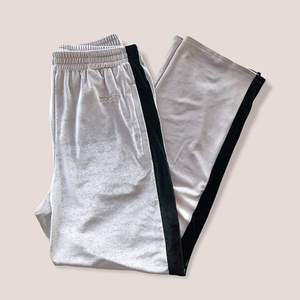 Riktigt sköna och snygga sweatpants från highend märket koché Paris. Condition 8,5/10 sparsamt använda. Size S men passar upp till L. Bin 1500 (retail 3.900kr)