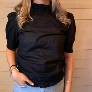 T-shirt blus med resår - Färg: Svart Fler bilder? Kontakta oss! 