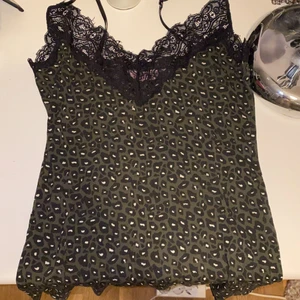 Matchande natt set - Jättefin grön nattlinne & matchande kortbyxor set från hønkemoller storlek XS på båda men funkar som S också, väldigt töjbara och mjuka, fin kvalite använd ett fåtal gånger! DM för intresse ❤️