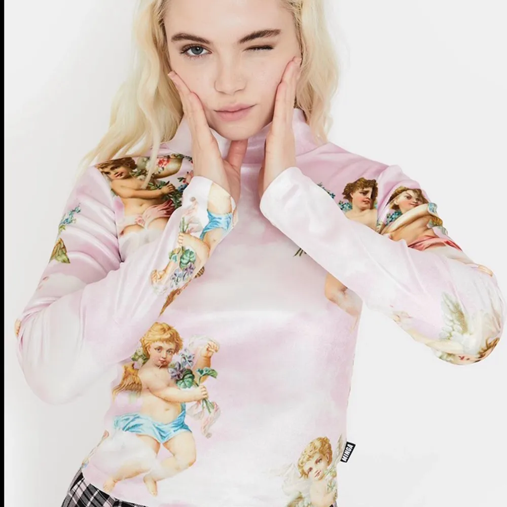 Extremt vacker och populär tröja med änglar på. Denna tröja är i en ljus rosa och har ett extremt fint tryck med änglar på. Köpt från Dolls kill. Passar verkligen soft girl och y2k stilen.. Toppar.
