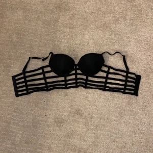 Snygg top - Snygg top som jag köpte på depop! Klippte bort lappen men det ska vara strl 75B. Säljer då den är lite för liten:/