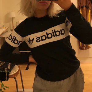 Tröja från adidas  - Säljer denna tröja ifrån adidas barnavdelning i strl 152, den passar dock mig som i vanliga fall har strl Xs. 