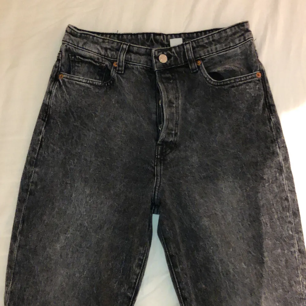Snygga jeans med raka ben från zara. Urtvättad grå färg som är supersnygg💕 säljer för att dem tyvärr inte passar mig.. Farkut & Housut.