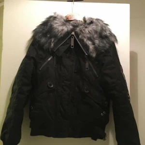 nästan ny jacka. använd 2 gånger.  - passar från xs till m