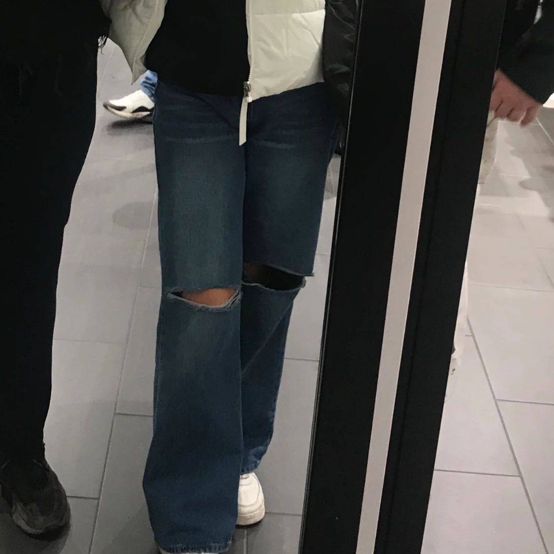 säljer dessa skit snygga vide jeansen i stl xs! 