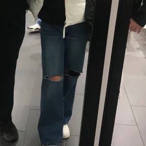 säljer dessa skit snygga vide jeansen i stl xs!  - Skit snygga jeans i stl xs! Tycker om dem jättemycket men säljer nu pågrund av att jag nyss fått nya! Säljer för 300 plus frakt! Men hör av dig ifall du vill diskutera priset! 