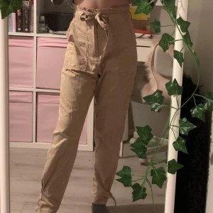 !pris kan diskuteras! Beiga lätt baggy byxor från h&m med snöring <3 - beiga byxor från h&m som är i perfekt skick. använts ett fåtal gånger och säljs pg.a dem inte är till användning längre. sitter lite baggy, strl 36 (jag brukar ha 34 i byxor) byxorna har ett snör-bälte 