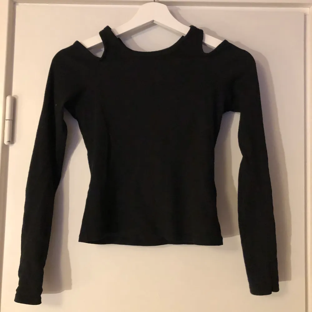 Ribbad svart cold shoulder tröja från HM. fins i xs och s. Toppar.