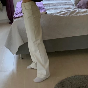Vita jeans - vita långa jeans, med 4 knappar på! Jätte coola, pösiga på mig som är en 34/36, om du vill att de ska sitta taight bör du va en 38 annars passar de 36 bra men e coolt pösiga/lite stora, buda eller hör av er privat, gillar dessa mycket så säljer endast vid bra bud!💕💕