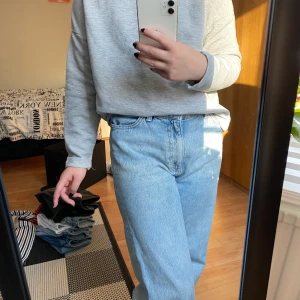 Grå långärmad tröja - Grå långärmad tröja i lite tunnare material. Säljer då den blivit kort i ärmarna för mig, annars är den i fint skick. Köpt på Pull&bear. Frakt ingår ej i priset.