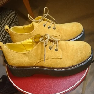Gula platåskor - Skor i mockaliknande material, endast använda ett par gånger så de är som nya🌻