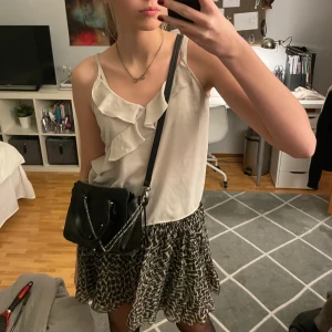 Beiget linne! - Beiget/ljusrosa linne från Gina Tricot!! Använd endast en gång, så är som ny☺️