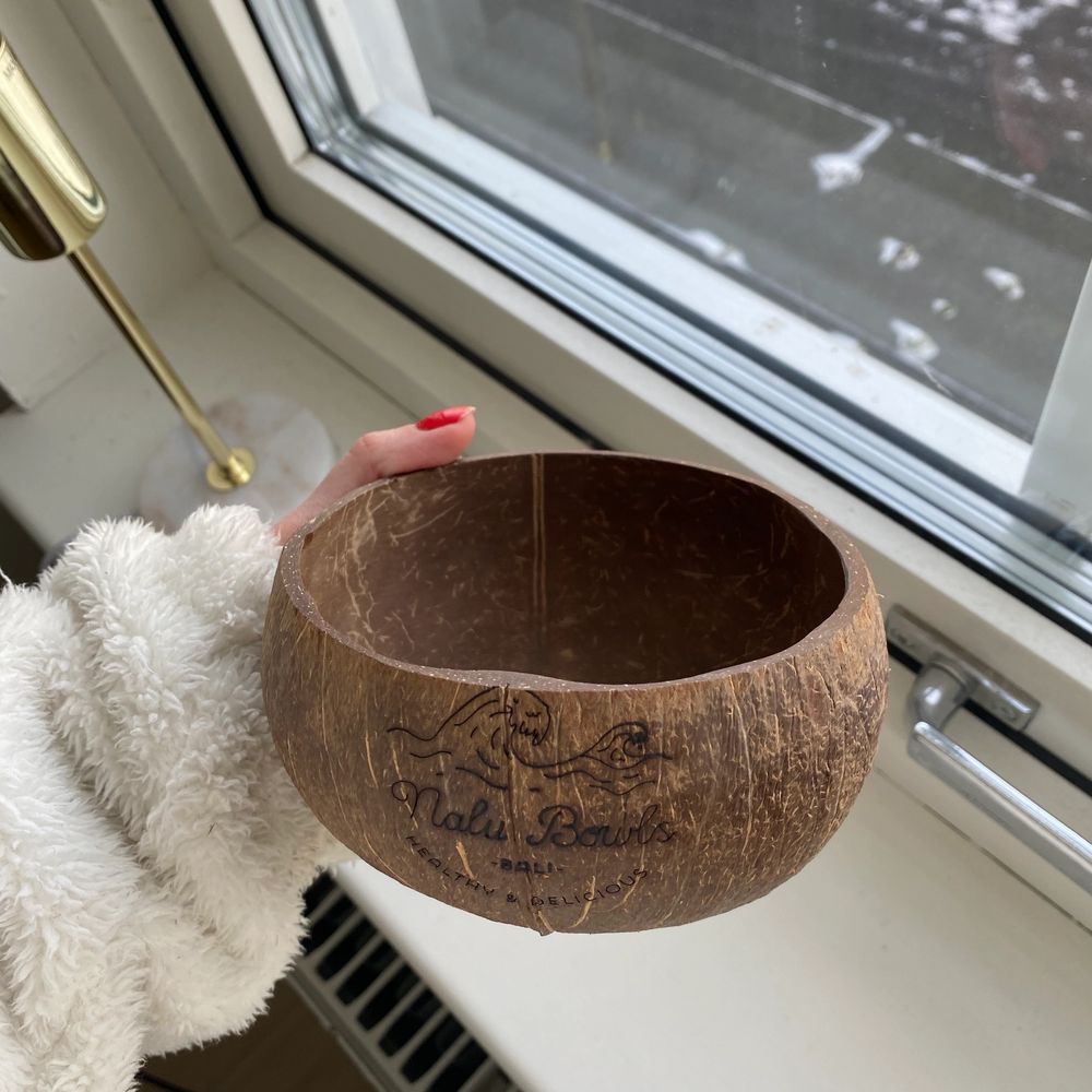 3 supercuteeeee natural cocunut bowls som ursprungligen kommer ifrån ett lokalt café, Nalu Bowls, i Bali 🤍 Varje bowl är unik i sig och dess text är inbränd. Bowl’sen har enbart stått i mitt vitrinskåp, så de är precis som i nyskick. Har några stycken från tidigare, men kan inte vid flytten efter student ta med mig alla så säljer nu 3 av dom 🥥 149kr för alla 3. Fraktkostnad: 59kr spårbar och samfraktar givetvis (skålarnas diameter är ca 12cm). T-shirts.