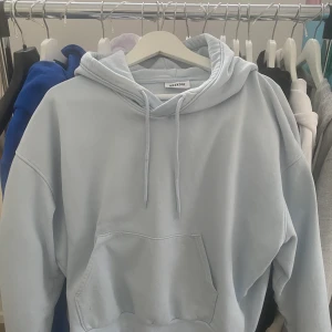 Ljusblå hoodie från weekday  - Superfint skick, storlek S men oversized så är som en M