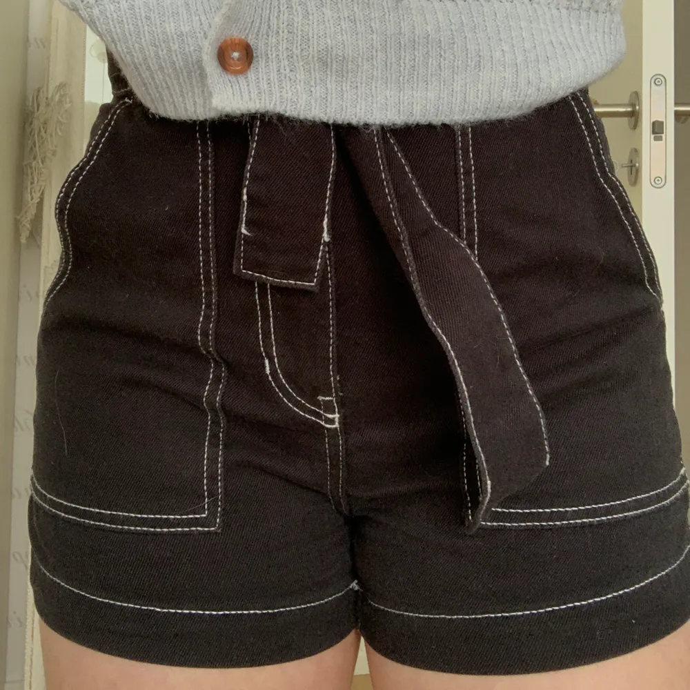 Säljer dessa coola shorts från H&M. Shortsen är endast använda någon enstaka gång men är som nya. Säljer pga att de inte kommit till användning🥰. Shorts.