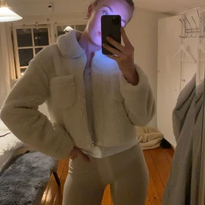 NAKD JACKA - En fluffig kortare jacka från Nakd. fin kvalite! Köpt förra vintern men endast använt den 3-5 gånger. Kan mötas upp eller så står du för frakt. Köpte för 500-600kr men säljer för 150! ❤️