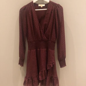 Michael Kors klänning - Vinröd volangklänning med lite glitter i perfekt för middag eller julafton eller sommarklänning wow 