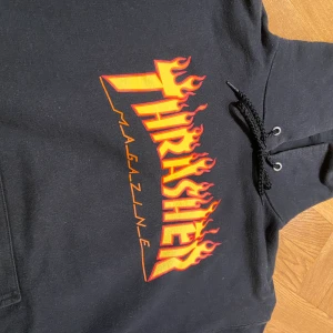 Thrasher tröja - Thrasher tröja! Äkta såklart, köpt för ett ca år sedan men nästan aldrig använd så i nyskick! Köptes för 1000kr säljer för 300kr!