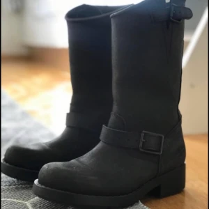 Johnny Bulls Stövlar - Sparsamt använda. Väldigt fint skick till ett bra pris. Köpares står för frakt. Swish finns. Givetvis äkta 🥰