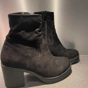 Boots 38 - Ett par fina boots, använda en gång. Passar bra till en fin outfit.  Strl: 38. Men funkar för någon som har 39. Nypris: 500 kr Säljs för: 300 kr + frakt (Pris kan diskuteras) 
