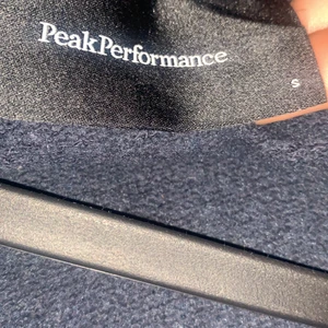 Storlek S men funkar för M också - En peak kofta i färgen marin blåa säljs i storlek S man passar även för M är oversized och väldigt skön men säljs pga av att den inte kommer till användning ni kan buda från 350:-