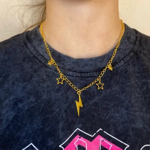 Trendigt halsband i guld - Egengjorda halsband i guld med 5 berlocker✨🤎 Går att justera längden som du själv vill ha den😋Frakten tillkommer på 12kr oavsett 😊